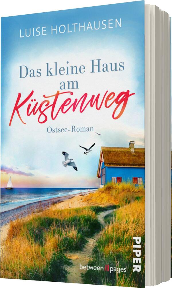 Das Buchcover zeigt eine idyllische Ostsee-Landschaft mit einem kleinen blauen Haus am Küstenweg. Der Himmel ist hellblau mit sanften Wolken, während die Wellen sanft an den Strand schlagen. Im Vordergrund sind grüne Gräser und Sanddünen zu sehen. Der Titel „Das kleine Haus am Küstenweg“ ist in auffälligen roten Buchstaben gestaltet, während die Schriftart für „Ostsee-Roman“ klein und dezent gehalten ist. Der Name der Autorin, Luise Holthausen, steht oberhalb des Titels in Weiß.