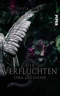 Das Buchcover zeigt einen beeindruckenden, detaillierten Engel mit weißen Federn, der seitlich betrachtet wird. Im Hintergrund sind dunkle, grünliche Pflanzen und Blumen sichtbar, die eine mystische Atmosphäre erzeugen. Der Titel „Die Verfluchten“ erscheint in markanter, schwarzer Schrift, während darunter „Lyra und Lucius“ in einer smaller, eleganteren Schriftart steht. Der Autor „Luca Jaro“ ist oben platziert. Am rechten Rand ist das Verlagslogo in Weiß vorhanden. Der Gesamteindruck vermittelt eine Kombination aus Dunkelheit und Geheimnis.