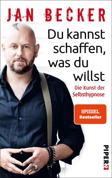 Das Buchcover zeigt den Autor Jan Becker, der in lässiger schwarzer Kleidung vor einem hellen Hintergrund steht. Sein selbstbewusster Blick und die leicht aufgestützte Haltung verleihen dem Cover eine motivierende Atmosphäre. Der Titel „Du kannst schaffen, was du willst“ ist in großen, schwarzen Buchstaben prominent platziert, während der Untertitel „Die Kunst der Selbsthypnose“ in kleinerer Schrift darunter steht. Ein orangefarbener Button mit dem Text „SPIEGEL Bestseller“ hebt sich hervor. Der Verlag ist in der unteren rechten Ecke in kleinerer Schrift vermerkt.