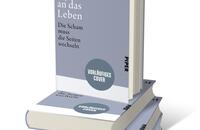 Bücherstapel des Buches „Eine Hymne an das Leben“