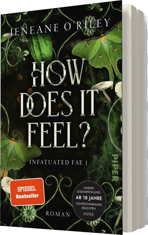 Das Buchcover zeigt einen dunklen Hintergrund mit üppigen grünen Blättern und zarten, weißen Blumen, die eine magische Atmosphäre schaffen. Der Titel „HOW DOES IT FEEL?“ ist in einer eleganten, geschwungenen Schriftart in silberner Farbe hervorgehoben. Darunter steht „INFATUATED FAE I“ in einer etwas kleineren Schrift. Am unteren Rand befindet sich der Hinweis „ROMAN“ sowie ein runder Button mit dem Text „UNSERE Leseempfehlung: AB 18 JAHRE CONTENTWARNUNG BEACHTEN“.
