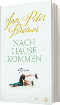 Das Buchcover zeigt einen hellen, pastellgrünen Hintergrund. Oben befindet sich der Autorenname „Jan Peter Bremer“ in einer eleganten, geschwungenen Schrift in Gold. Darunter steht der Titel „NACH HAUSE KOMMEN“ in klarer, dunkelgrüner Schrift. Am unteren Rand ist das Wort „Roman“ in einer kleinen, geschwungenen Schrift abgebildet. Im Vordergrund sind zwei Personen zu sehen, eine im blauen Outfit und eine andere in einem lila und schwarzen Outfit, die auf kreative Weise eine Situation darstellen.