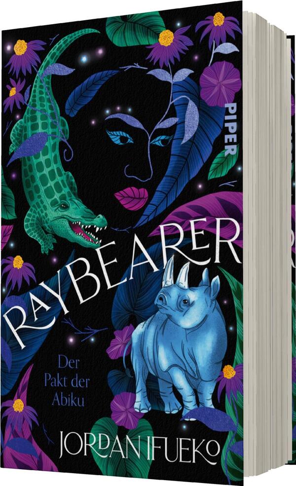 Das Buchcover zeigt eine dunkle, mystische Nachtlandschaft, dominiert von lebendigen Farben in Violett und Grün. Im Mittelpunkt steht eine stilisierte, weibliche Gesichtsansicht mit leuchtenden Augen und einer markanten Nase. Um das Gesicht schlingen sich tropische Pflanzen, während ein grüner Krokodil ähnlicher Drache und ein blauer Nashorn ähnliches Wesen die Szene umrahmen. Der Titel „RAYBEARER“ ist in großen, weißen Buchstaben gestaltet, unterlegt durch den Untertitel „Der Pakt der Abiku“ in einem eleganten Schriftstil, beide heben sich auffällig ab.