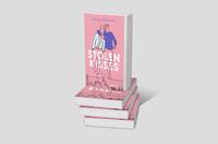 Bücherstapel des Buches „Stolen Kisses“