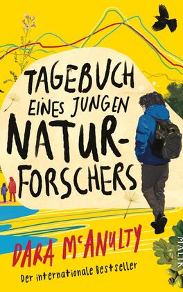 Das Buchcover zeigt eine malerische Darstellung eines jungen Naturforschers, der mit einem Rucksack in einer farbenfrohen, lebhaften Landschaft steht. Die dominierenden Farben sind Gelb, Blau und Grün, die eine fröhliche und abenteuerliche Atmosphäre schaffen. Der Titel „TAGEBUCH EINES JUNGEN NATURFORSCHERS“ ist in großen, auffälligen Buchstaben gestaltet, während der Name des Autors „Dara McAnulty“ am unteren Rand in einer klaren Schriftart platziert ist. Um das Bild herum sind schematische Naturmotive und Silhouetten von Bäumen und Vögeln abgebildet, die die Thematik des Buches unterstreichen.