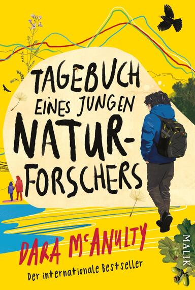 Das Buchcover zeigt eine malerische Darstellung eines jungen Naturforschers, der mit einem Rucksack in einer farbenfrohen, lebhaften Landschaft steht. Die dominierenden Farben sind Gelb, Blau und Grün, die eine fröhliche und abenteuerliche Atmosphäre schaffen. Der Titel „TAGEBUCH EINES JUNGEN NATURFORSCHERS“ ist in großen, auffälligen Buchstaben gestaltet, während der Name des Autors „Dara McAnulty“ am unteren Rand in einer klaren Schriftart platziert ist. Um das Bild herum sind schematische Naturmotive und Silhouetten von Bäumen und Vögeln abgebildet, die die Thematik des Buches unterstreichen.