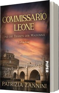 Das Buchcover zeigt eine dramatische Landschaft mit dem Castel Sant'Angelo in Rom im Vordergrund, umgeben von einem leuchtenden, orange-violetten Himmel, der auf einen Sonnenuntergang hindeutet. Der Titel „COMMISSARIO LEONE“ ist in großen, goldenen Buchstaben oben platziert, gefolgt von der Unterzeile „und die Tränen der Madonna“ in kleinerer, eleganter Schrift. Darunter steht „Ein Rom-Krimi“, und der Name der Autorin „PATRIZIA ZANNINI“ befindet sich am unteren Rand. Die gesamte Atmosphäre vermittelt Spannung und eine geheimnisvolle Stimmung.
