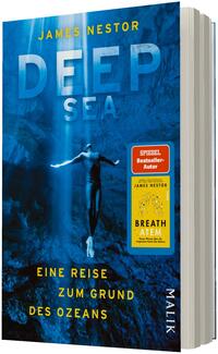Das Buchcover zeigt einen in tiefem Blau gehaltenen Meeresboden, in dessen Mitte eine aufrecht treibende, stilisierte Taucherfigur nach oben schwimmt. Großes, hellblaues Titelmotiv „DEEP SEA“ oben, darunter in gelbem Großsatz der Untertitel „EINE REISE ZUM GRUND DES OZEANS“. Oben klein der Autorenname „JAMES NESTOR“. Auf der rechten Seite zwei eckige Aufkleber: rot mit „SPIEGEL Bestseller-Autor“ und gelb mit „BREATH ATEM“. Stimmung: geheimnisvoll, still, tiefenentspannt.