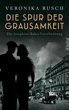 Das Buchcover zeigt eine düstere, historische Straßenszene mit einem Pärchen im Vordergrund, das sich umarmt. Die Silhouetten der Figuren sind in Schwarz gehalten, während der Hintergrund in grauen und blauen Tönen gestaltet ist. Der Titel „DIE SPUR DER GRAUSAMKEIT“ erscheint in auffälligem Orange und ist gut lesbar. Darunter steht „Die Josephine-Baker-Verschwörung“ in einer schlichteren Schriftart. Der Name der Autorin, Veronika Rusch, befindet sich am oberen Rand in Weiß. Die gesamte Atmosphäre ist geheimnisvoll und ansprechend.