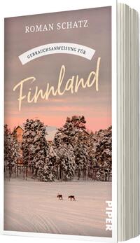 Das Buchcover zeigt eine winterliche Landschaft Finnlands mit schneebedeckten Bäumen und einem hellen, sanften Himmel in Pastelltönen. Im Vordergrund sind zwei Rehe sichtbar, die durch den Schnee laufen. Der Titel „Gebrauchsanweisung für Finnland“ ist in eleganter, goldener Schrift gestaltet und fällt auf, während der Autorenname „Roman Schatz“ in weißer Schrift darüber platziert ist. Das Cover vermittelt eine ruhige, idyllische Atmosphäre und spiegelt die Schönheit der Natur wider.
