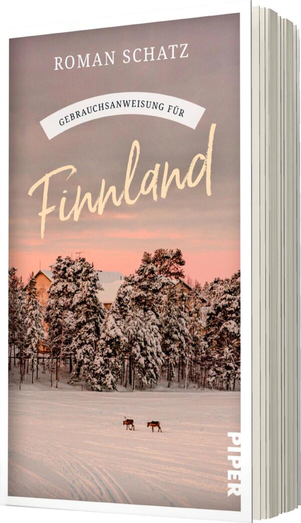 Das Buchcover zeigt eine winterliche Landschaft Finnlands mit schneebedeckten Bäumen und einem hellen, sanften Himmel in Pastelltönen. Im Vordergrund sind zwei Rehe sichtbar, die durch den Schnee laufen. Der Titel „Gebrauchsanweisung für Finnland“ ist in eleganter, goldener Schrift gestaltet und fällt auf, während der Autorenname „Roman Schatz“ in weißer Schrift darüber platziert ist. Das Cover vermittelt eine ruhige, idyllische Atmosphäre und spiegelt die Schönheit der Natur wider.