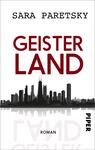 Das Buchcover zeigt eine stilisierte Stadtlandschaft in dunklen Silhouetten, die sich über die untere Bildhälfte erstreckt. Darauf thront der Titel „GEISTERLAND“ in großen, roten Buchstaben, die sofort ins Auge fallen. Der Authorenname „SARA PARETSKY“ steht oben in einer schlichten, weißen Schrift. Am unteren Rand befindet sich das Verlagslogo sowie das Wort „ROMAN“ in kleinerer Schrift. Der gesamte Look vermittelt eine geheimnisvolle und spannende Atmosphäre.