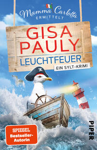 Das Buchcover zeigt eine maritime, leicht humorvolle Szene: im blauen Himmel ein weißer Schriftzug „Mamma Carlotta ermittelt“ mit kleiner italienischer Flagge, darunter an Seilen ein hölzernes Schild mit dem großen roten, versalien gesetzten Autorennamen Gisa Pauly und dem blauen Titel „Leuchtfeuer“. Vor stürmischer See steuert eine Möwe mit Piratenhut ein Holzsteuerrad, im Hintergrund ein rot-weiß gestreifter Leuchtturm und der Schriftzug „Ein Sylt-Krimi“. Ein orangener Button trägt „SPIEGEL Bestseller-Autorin“.