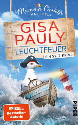 Leuchtfeuer Das Buchcover zeigt eine maritime, leicht humorvolle Szene: im blauen Himmel ein weißer Schriftzug „Mamma Carlotta ermittelt“ mit kleiner italienischer Flagge, darunter an Seilen ein hölzernes Schild mit dem großen roten, versalien gesetzten Autorennamen Gisa Pauly und dem blauen Titel „Leuchtfeuer“. Vor stürmischer See steuert eine Möwe mit Piratenhut ein Holzsteuerrad, im Hintergrund ein rot-weiß gestreifter Leuchtturm und der Schriftzug „Ein Sylt-Krimi“. Ein orangener Button trägt „SPIEGEL Bestseller-Autorin“.