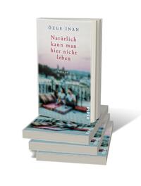 Bücherstapel des Buches „Natürlich kann man hier nicht leben“