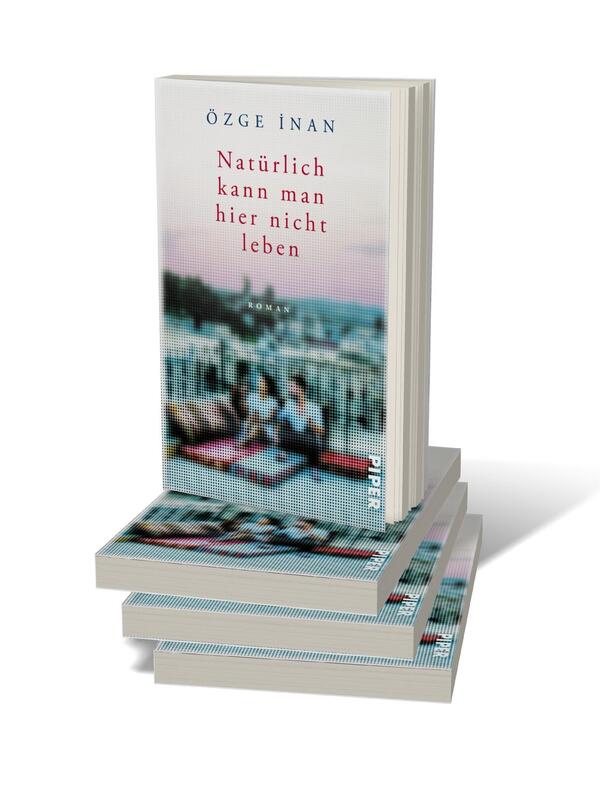 Bücherstapel des Buches „Natürlich kann man hier nicht leben“