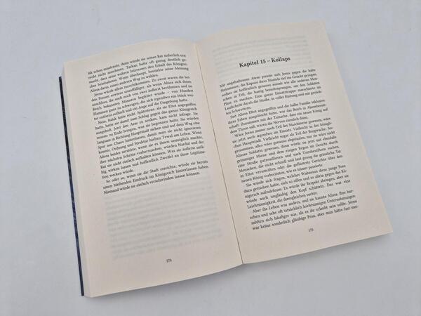 Außenansicht des Buches „Sturmthron“