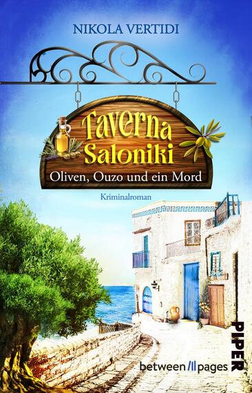 Das Buchcover zeigt ein sonniges mediterranes Straßensujet mit blauem Himmel, weiß getünchten Häusern am Meer und einem knorrigen Olivenbaum links. Zentral hängt ein hölzernes Ladenschild mit gelber, handgezeichnet wirkender Schrift „Taverna Saloniki“, darunter auf einem dunklen Balken der Untertitel „Oliven, Ouzo und ein Mord“. Oben steht der Autor „Nikola Vertidi“ in blauer Versalschrift; die Stimmung wirkt idyllisch mit unterschwelliger Krimi-Note.
