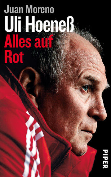 Das Buchcover zeigt ein Porträt von Uli Hoeneß, dessen Gesicht in hellen Tönen vor einem dunklen Hintergrund hervorsticht. Er trägt eine rote Jacke, die die Verbindung zum FC Bayern München symbolisiert. Der Titel „Alles auf Rot“ ist in kräftigen roten Lettern platziert, während der Name des Autors, Juan Moreno, in weißer Schrift darüber steht. Die Typografie ist modern und dynamisch. Die Gesamtatmosphäre des Covers vermittelt Entschlossenheit und Leidenschaft.
