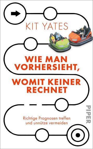 Das Buchcover zeigt zwei bunte Autoscooter, die auf einem weißen Hintergrund platziert sind. Der Titel „Wie man vorhersieht, womit keiner rechnet“ ist groß und in leuchtendem Orange gehalten, während der Autorenname „Kit Yates“ in kleinerer Schriftgröße am oberen Rand erscheint. Zwischen den Autoscootern verläuft eine schwarz-weiße Linie in Form einer geschwungenen Strecke, die eine verspielte und dynamische Atmosphäre vermittelt. Am unteren Rand befindet sich der Verlagsname „PIPER“ in dezentem Grau.