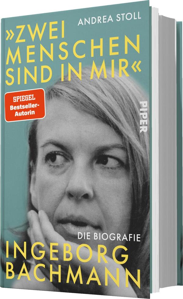 Das Buchcover zeigt ein Porträt einer nachdenklichen Frau mit blonden Haaren und einem ernsten Ausdruck. Der Hintergrund ist in sanften Grüntönen gehalten. Oberhalb des Porträts steht der Titel „ZWEI MENSCHEN SIND IN MIR“ in großen, gelben Lettern. Darunter sind die Wörter „DIE BIOGRAFIE INgeborg Bachmann“ in kleinerer Schrift platziert. Im oberen linken Bereich befindet sich ein rotes Etikett mit dem Text „SPIEGEL Bestseller-Autorin“. Der Verlag ist mit dem Schriftzug „PIPER“ in weißer Schrift am Rand vermerkt.