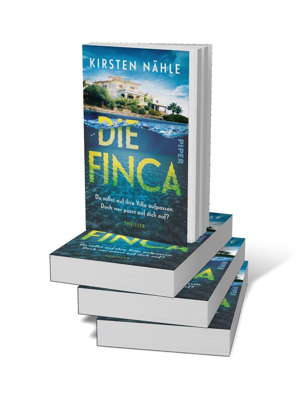 Bücherstapel des Buches „Die Finca“