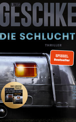 Die Schlucht Das Buchcover zeigt einen stilisierten, metallisch glänzenden Wohnwagen mit einer orangefarbenen Fensterscheibe, die einen geheimnisvollen Blick ins Innere suggeriert. Der Hintergrund ist in einem tiefen Schwarz gehalten, was die dunkle Atmosphäre des Thrillers verstärkt. Der Titel „DIE SCHLUCHT“ ist in einer auffälligen, hellblauen Schriftart platziert, während der Autorenname „LINUS Geschke“ deutlich darüber in grauen Großbuchstaben steht. Unten rechts ist das Wort „Thriller“ in kleinerer Schriftgröße abgebildet.