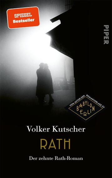 Das Buchcover zeigt ein hochformatiges Bild in schattigen Grautönen, das eine melancholische Atmosphäre vermittelt. Im Vordergrund sind zwei Silhouetten von Personen zu erkennen, die in einander umarmen. Oben links prangt ein rotes Label mit dem Text „SPIEGEL Bestseller“. Der Titel „RATH“ ist in eleganter, goldener Schrift mittig platziert, während der Autor „Volker Kutscher“ in einfacher, weißer Schrift darüber steht. Unten wird der Hinweis „Der zehnte Rath-Roman“ ebenfalls in goldener Schrift präsentiert. Das Cover strahlt eine nostalgische und geheimnisvolle Stimmung aus.