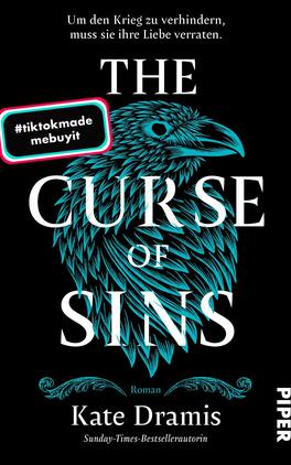 The Curse of Sins Das Buchcover zeigt einen schwarzen Hintergrund mit einem zentralen, stilisierten Bild eines blauen Raben, der eine mystische Atmosphäre vermittelt. Der Titel „THE CURSE OF SINS“ ist in großen, schimmernden, weißen Buchstaben in der Mitte platziert, während der untere Teil des Covers den Namen der Autorin „Kate Dramis“ in eleganter Schrift zeigt. Darüber steht der Text „Um den Krieg zu verhindern, muss sie ihre Liebe verraten.“ Ein auffälliger, roter Sticker mit der Aufschrift „#tiktokmade mebuyit“ ergänzt das Design.