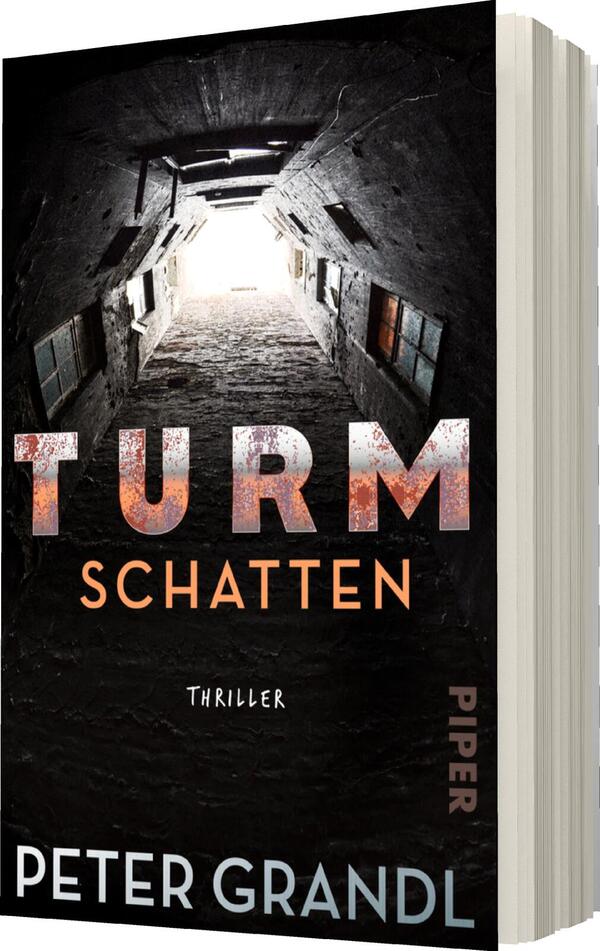 Das Buchcover zeigt einen düsteren tunnelartigen Raum mit einem hellen Lichtstrahl am Ende, der eine übersinnliche Atmosphäre erzeugt. Die Wände sind aus grauem Stein, und Fensteröffnungen sind erkennbar. Die Titelschrift „TURM SCHATTEN“ ist groß und in einem kontrastierenden, leicht verwitterten Rot, während „THRILLER“ in einfacher weißer Schrift darunter steht. Der Autorennamen „PETER GRANDL“ erscheint in heller, minimalistischer Typografie am unteren Rand des Covers.