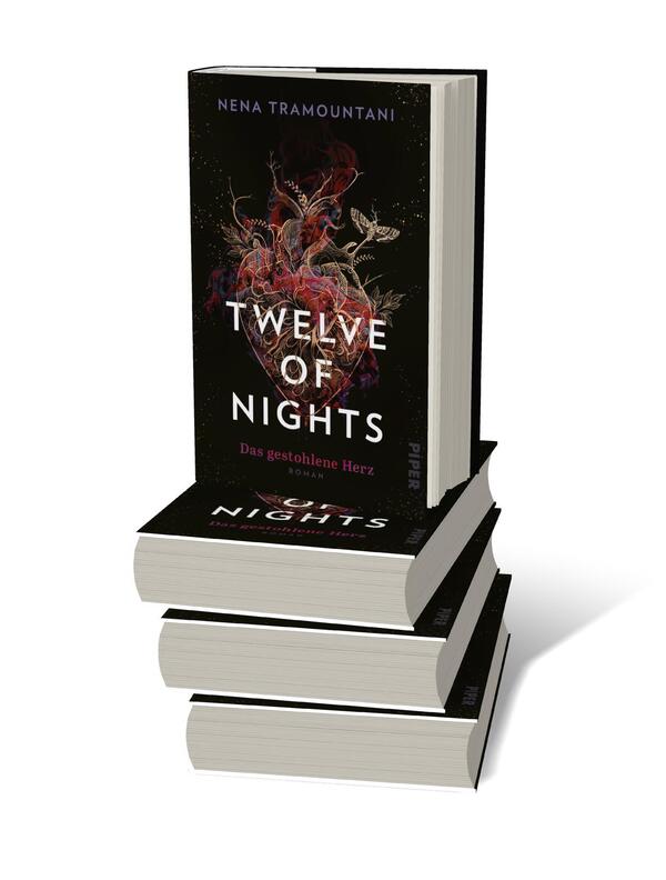 Bücherstapel des Buches „Twelve of Nights – Das gestohlene Herz“