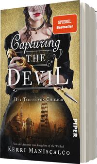 Das Buchcover zeigt eine Frau in eleganter, dunkler Kleidung, die eine goldene Kette in der Hand hält. Im Hintergrund sind silberne und goldene Bauwerke silhouettiert, die eine Stadtansicht darstellen. Der Titel „Capturing the Devil“ ist in geschwungener Schrift in Weiß und Rot hervorgehoben, während „Der Teufel von Chicago“ in schlichterer Schrift darunter steht. Das Cover vermittelt eine mysteriöse und historische Atmosphäre. Darunter steht der Name der Autorin Kerri Maniscalco. Ein rotes Feld in der oberen Ecke enthält den Text „SPIEGEL-Bestseller“.