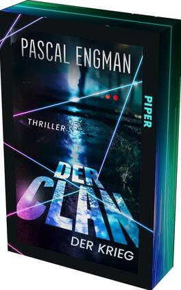 Das Buchcover zeigt eine nächtliche, neonbeleuchtete Straßenszene mit nassen Pflasterreflexen, einer entfernten Menschen-Silhouette und diagonalen, cyan- und violettfarbenen Laserlinien sowie drei kleinen roten Punkten. Oben steht der Autorenname „Pascal Engman“ in schmaler weißer Versaltypografie, mittig der große, strukturierte Titel „Der Clan“, darunter die kleinere Schrift „Der Krieg“ und das Genre „Thriller“. Atmosphäre: düster, spannungsgeladen.