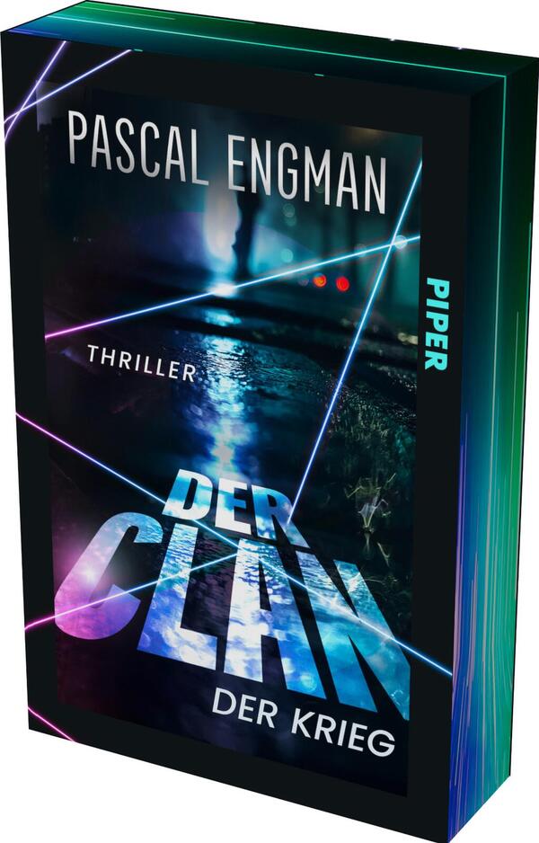 Das Buchcover zeigt eine nächtliche, neonbeleuchtete Straßenszene mit nassen Pflasterreflexen, einer entfernten Menschen-Silhouette und diagonalen, cyan- und violettfarbenen Laserlinien sowie drei kleinen roten Punkten. Oben steht der Autorenname „Pascal Engman“ in schmaler weißer Versaltypografie, mittig der große, strukturierte Titel „Der Clan“, darunter die kleinere Schrift „Der Krieg“ und das Genre „Thriller“. Atmosphäre: düster, spannungsgeladen.