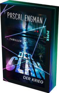 Das Buchcover zeigt eine nächtliche, neonbeleuchtete Straßenszene mit nassen Pflasterreflexen, einer entfernten Menschen-Silhouette und diagonalen, cyan- und violettfarbenen Laserlinien sowie drei kleinen roten Punkten. Oben steht der Autorenname „Pascal Engman“ in schmaler weißer Versaltypografie, mittig der große, strukturierte Titel „Der Clan“, darunter die kleinere Schrift „Der Krieg“ und das Genre „Thriller“. Atmosphäre: düster, spannungsgeladen.