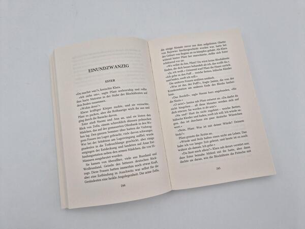 Außenansicht des Buches „Die Hebamme von Auschwitz“
