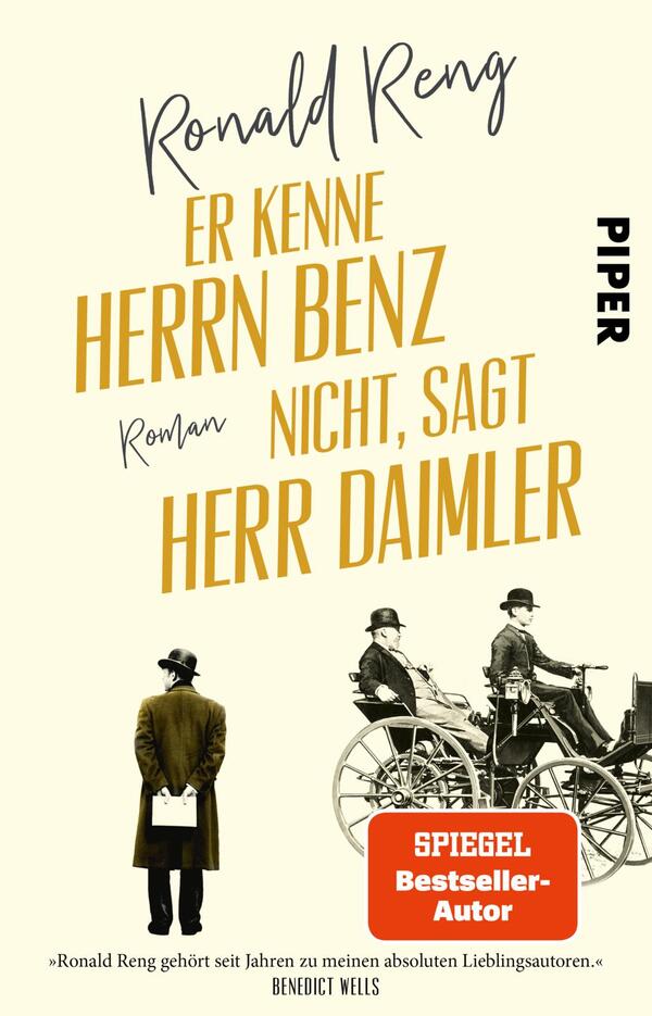 Das Buchcover zeigt einen cremefarbenen Hintergrund mit dem Autorennamen „Ronald Reng“ in grau-handschriftlicher Typografie oben; darunter der Titel in großen, senfgelben, schmalen Großbuchstaben „Er kenne Herrn Benz nicht, sagt Herr Daimler“ und das kleine Wort „Roman“ in Handschrift. Unten rechts eine schwarz-weiße, altphotographische Illustration zweier Herren in einer frühen Kutsche und ein Mann von hinten mit Akten; roter Button beschriftet „SPIEGEL Bestseller-Autor“. Am unteren Rand ein kurzes Lobzitat von Benedict Wells. Atmosphäre sachlich-historisch mit leicht ironischem Ton.