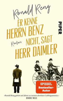 Er kenne Herrn Benz nicht, sagt Herr Daimler Das Buchcover zeigt einen cremefarbenen Hintergrund mit dem Autorennamen „Ronald Reng“ in grau-handschriftlicher Typografie oben; darunter der Titel in großen, senfgelben, schmalen Großbuchstaben „Er kenne Herrn Benz nicht, sagt Herr Daimler“ und das kleine Wort „Roman“ in Handschrift. Unten rechts eine schwarz-weiße, altphotographische Illustration zweier Herren in einer frühen Kutsche und ein Mann von hinten mit Akten; roter Button beschriftet „SPIEGEL Bestseller-Autor“. Am unteren Rand ein kurzes Lobzitat von Benedict Wells. Atmosphäre sachlich-historisch mit leicht ironischem Ton.