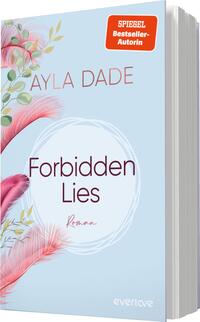 Das Buchcover zeigt einen sanften, hellblauen Hintergrund, der von zarten pinkfarbenen Feder- und Pflanzenmotiven umrahmt wird. In der Mitte befindet sich der Titel „Forbidden Lies“ in eleganter, dunkler Schrift, darunter steht das Wort „Roman“ in kleinerer Schriftgröße. Oben links ist der Name der Autorin „Ayla Dade“ in auffälliger, heller Schrift platziert. Ein rotes Badge mit dem Hinweis „SPIEGEL Bestseller-Autorin“ ergänzt das Cover und verleiht ihm ein ansprechendes, hochwertiges Erscheinungsbild.