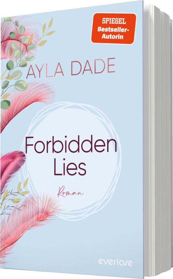 Das Buchcover zeigt einen sanften, hellblauen Hintergrund, der von zarten pinkfarbenen Feder- und Pflanzenmotiven umrahmt wird. In der Mitte befindet sich der Titel „Forbidden Lies“ in eleganter, dunkler Schrift, darunter steht das Wort „Roman“ in kleinerer Schriftgröße. Oben links ist der Name der Autorin „Ayla Dade“ in auffälliger, heller Schrift platziert. Ein rotes Badge mit dem Hinweis „SPIEGEL Bestseller-Autorin“ ergänzt das Cover und verleiht ihm ein ansprechendes, hochwertiges Erscheinungsbild.