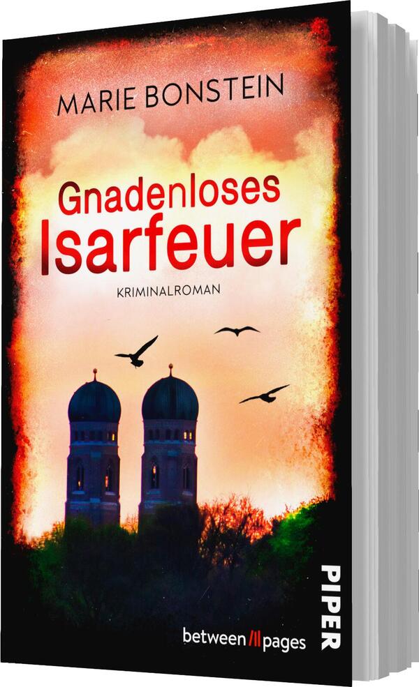 Das Buchcover zeigt im Vordergrund zwei auffällige Türme mit einer blauen Kuppel, die gegen einen dramatischen orangefarbenen Himmel silhouettiert sind. Um die Türme fliegen schwarze Vögel, was eine spannungsgeladene Atmosphäre erzeugt. Der Titel „Gnadenloses Isarfeuer“ ist in großen, roten Buchstaben mittig platziert. Darunter steht „Kriminalroman“ in kleinerer, schwarzer Schrift. Der Autorename „Marie Bonstein“ befindet sich am oberen Rand in weißer Schrift.