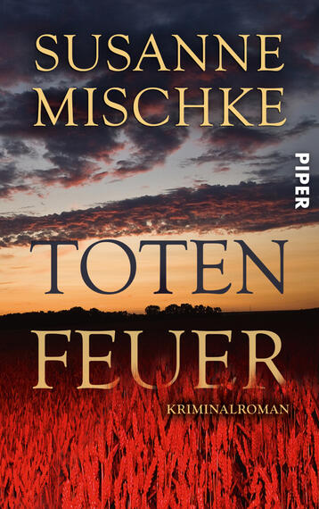 Das Buchcover zeigt einen dramatischen Sonnenuntergang mit intensiven Rottönen in einem Feld. Im Vordergrund sind hohe, rotgoldene Getreidehalme zu sehen. Der Titel „TOTEN FEUER“ ist groß und markant in schwarzen Buchstaben platziert, während der Autorenname „SUSANNE MISCHKE“ in elegantem Gold-Orange darüber steht. Am oberen rechten Rand ist das Logo des Verlags „PIPER“ sichtbar. Die gesamte Atmosphäre wirkt spannend und geheimnisvoll, passend zu einem Kriminalroman.