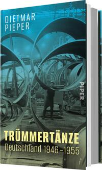 Das Buchcover zeigt eine industrielle Szene mit großen Metallringen, die eine dynamische Komposition schaffen. Im Vordergrund ist eine Person abgebildet, die mit gestrecktem Arm zwischen den Ringen steht. Die Farbpalette besteht aus kühlen, bläulichen Tönen, die eine melancholische Atmosphäre erzeugen. Der Titel „Trümmmertänze“ ist in kräftigem Gelb am unteren Rand platziert, gefolgt von dem Untertitel „Deutschland 1946–1955“, beide Elemente sind gut lesbar. Der Autor Dietmar Pieper ist oben links in einer klaren, weißen Schrift aufgeführt.