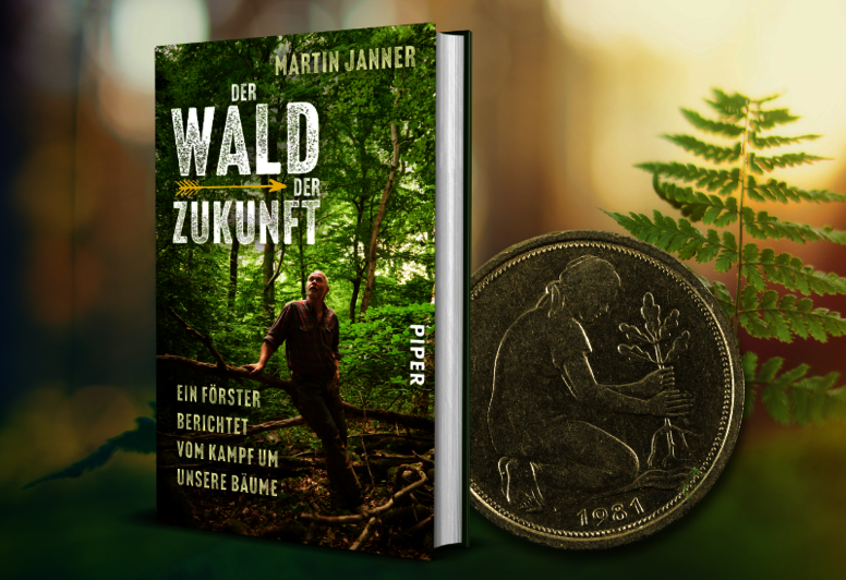 „Der Wald der Zukunft“ Buch mit einer 50-Pfennig-Münze vor grünem Hintergrund