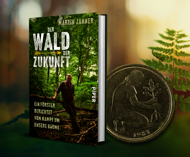 „Der Wald der Zukunft“ Buch mit einer 50-Pfennig-Münze vor grünem Hintergrund