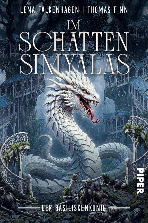 Das Buchcover zeigt einen großen, weiß schuppigen, basiliskenartigen Schlangenkörper, der sich inmitten verwitterter, gotisch-ornamentaler Brücken und Ruinen windet. Die Schlange blickt mit gelb-orangefarbener Augen, aufgerissenem Maul und roter Zunge. Farbgebung kühl-blau und grau mit kontrastreichem Weiß. Oben stehen die Autorenangaben „Lena Falkenhagen | Thomas Finn“, mittig groß der Titel „Im Schatten Simyalas“ in serifenbetonter Majuskeltypografie, unten klein „Der Basiliskenkönig“. Atmosphäre düster und bedrohlich.