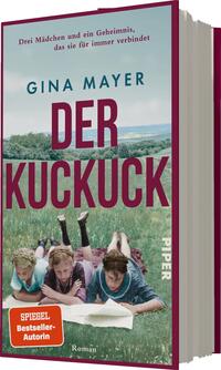 Das Buchcover zeigt eine sommerliche Szene mit drei Mädchen, die auf einer Wiese liegen und lesen. Im Hintergrund erstreckt sich eine grüne Landschaft unter einem hellblauen Himmel. Der Titel „DER KUCKUCK“ ist in großen, roten Buchstaben platziert, während der Autorinnenname „GINA MAYER“ darüber in hellblauen Buchstaben steht. Oben befindet sich der Zusatz „Drei Mädchen und ein Geheimnis, das sie für immer verbindet“. Am unteren Rand ist das Wort „PIPER“ in weißer Schrift zu sehen. Die Farbgestaltung vermittelt eine verträumte und nostalgische Atmosphäre.