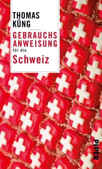 Das Buchcover zeigt eine Vielzahl von kleinen, rot-weißen Törtchen, die mit einem Kreuz verziert sind, angeordnet in einem ansprechenden Muster. Oben links befindet sich in fetter, schwarzer Schrift der Titel „Gebrauchsanweisung für die Schweiz“ von Thomas Küng, darunter in kleinerer Schrift das Wort „ANWEISUNG“. Der Hintergrund in einem warmen Rot schafft eine einladende Atmosphäre, während die weiße Schrift gut lesbar ist. Das Cover vermittelt ein Gefühl von Verspieltheit und Eigenheit.