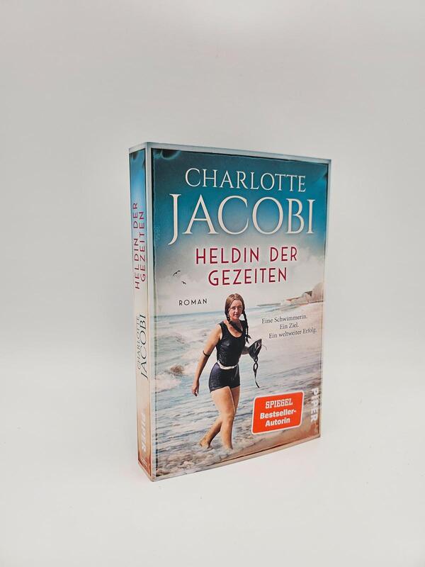 Außenansicht des Buches „Heldin der Gezeiten – Eine Schwimmerin. Ein Ziel. Ein weltweiter Erfolg.“
