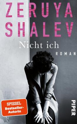 Das Buchcover zeigt eine nachdenkliche, sitzende Frau in einem eleganten, grauen Mantel, deren Kopf in die Hände gestützt ist. Der Hintergrund ist in einem sanften, hellen Grauton gehalten, während die Schriftzüge in kräftigem Pink und Weiß konzipiert sind. Der Titel „Nicht ich“ und der Name der Autorin Zeruya Shalev sind prominent platziert. Am unteren Rand des Covers befindet sich ein Hinweis auf die Spiegel-Bestseller-Liste in orangefarbenem Hintergrund. Die Atmosphäre des Covers vermittelt melancholische Reflexion und tiefe Emotionen.